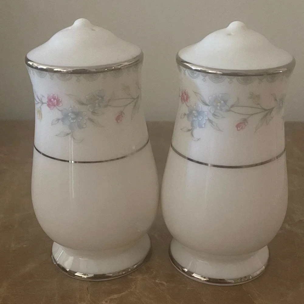 Gorham Vintage Snow Rose Salt & Pepper Shakers 3” Platinum Trim - Flowers - Picture 3 of 10